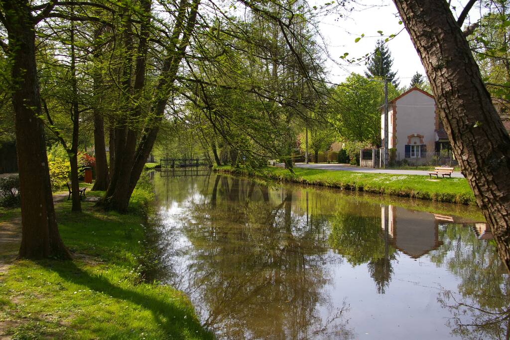 La Ferté, petite ville à la campagne