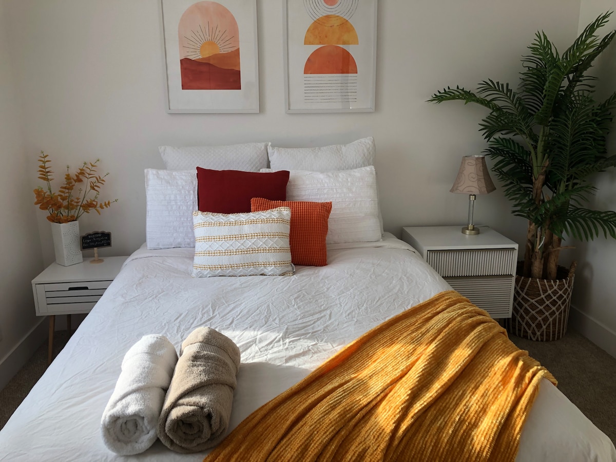 Útulná manželská posteľ pre pokojný nočný odpočinok. 