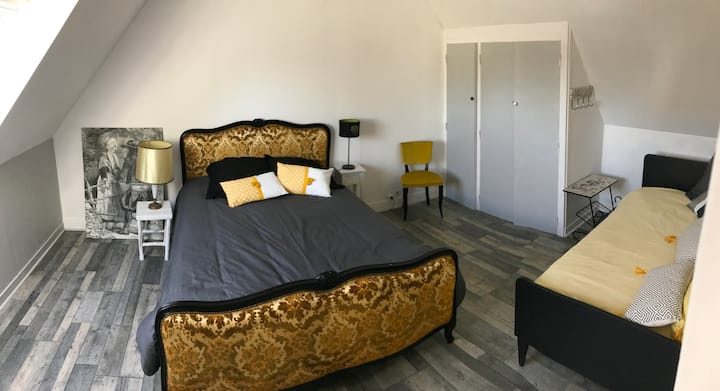 Chumba cha kulala cha 1 ghorofani na kitanda 1 cha watu wawili + kitanda 1 cha mtu mmoja
/
Chumba cha kulala 1 ghorofani (m 18) ikiwa ni pamoja na kitanda kimoja cha watu wawili, kitanda kimoja cha mtu mmoja na kabati ya nguo 