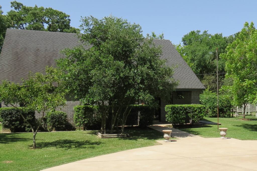 Front of the house
Circle driveway at the end of a culdesak