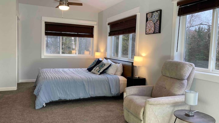 Dhomë gjumi e madhe kryesore me krevat dopio "king" dhe dy dollapë