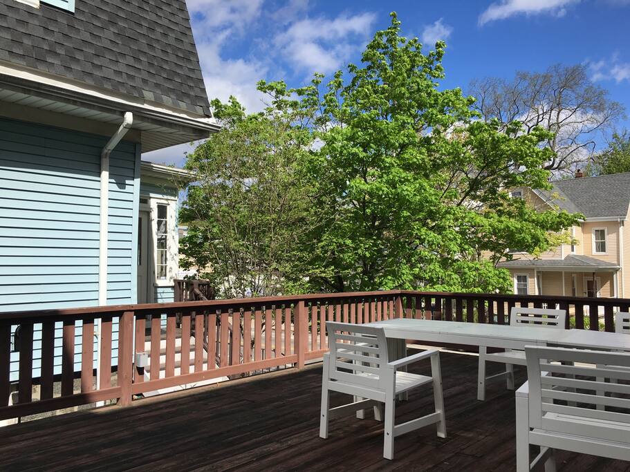 Large deck for al fresco dining