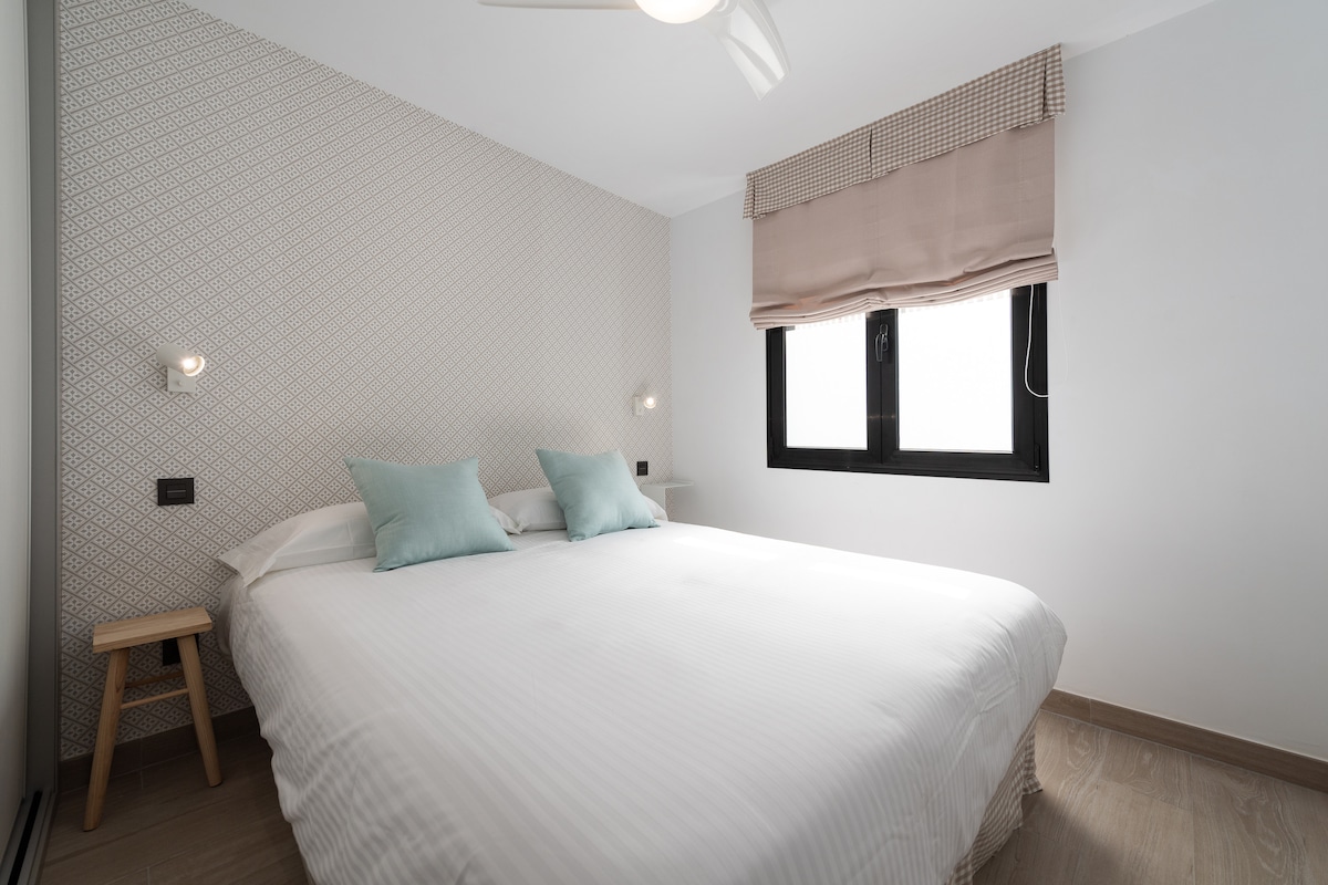 חדר שינה ראשי עם מיטת קינג סייז לשניים (160*200 ס"מ)