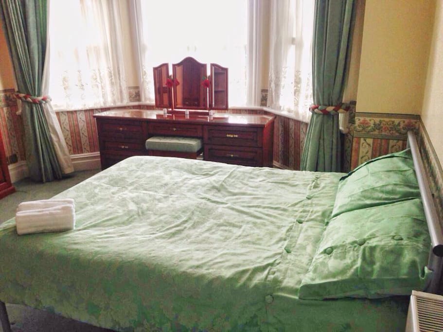 Bed / dressing table