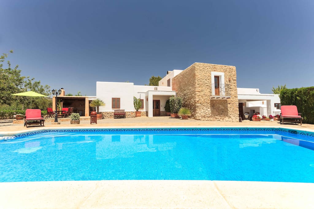 Fachada de la casa, barbacoa y piscina