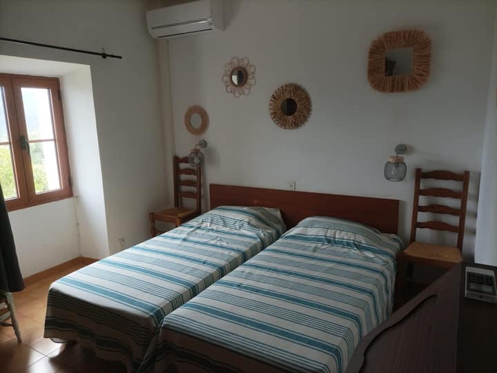 En la planta superior, dormitorio con dos camas individuales y aire acondicionado para el verano