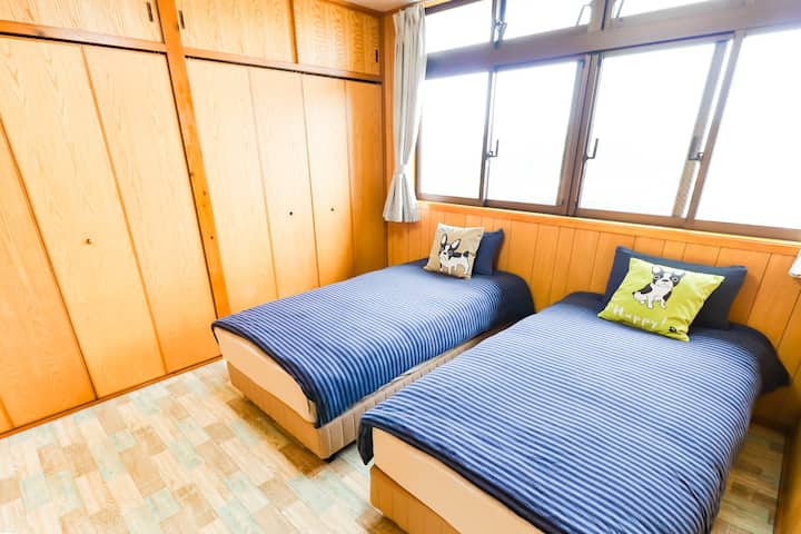 มี 2 เตียงในแต่ละห้องนอนและเตียงเสริมสำหรับ 4 คนขึ้นไปมี 2 เตียงในแต่ละห้องนอนจะมีการเพิ่มเตียงเสริมสำหรับผู้เข้าพักตั้งแต่ 4 คนขึ้นไป