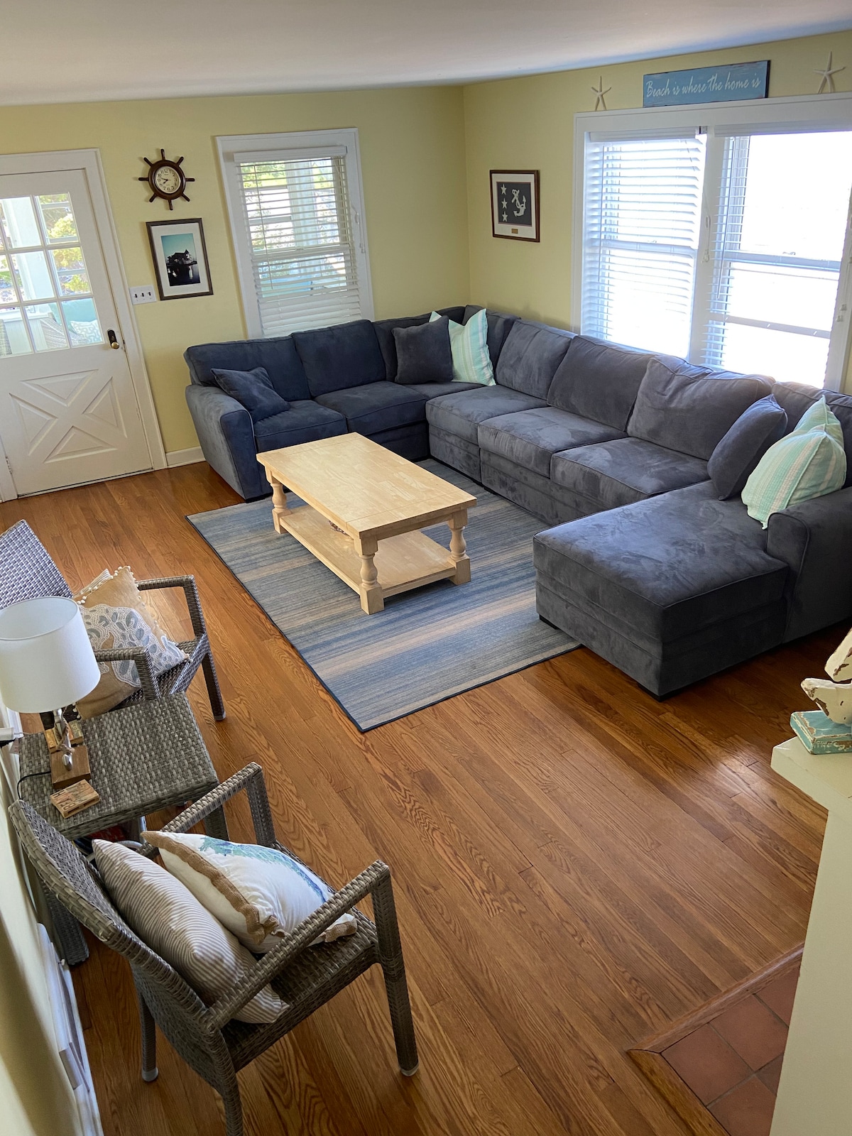 Obývacia izba s novou veľkou sekciou, inteligentnou televíziou a krbom.