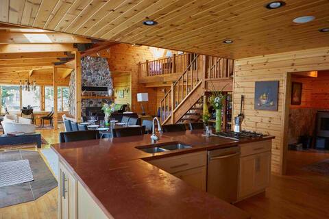 Gorgeous Lake Retreat