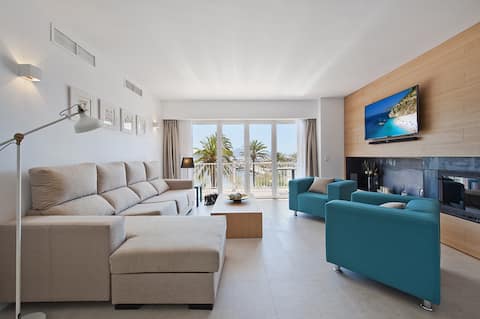 Anuncio de Airbnb popular: Aparment 1st line of the sea and privileged views en Pollença