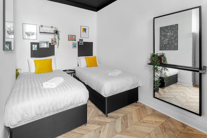Dormitorio cómodo con cama doble y cama individual.
