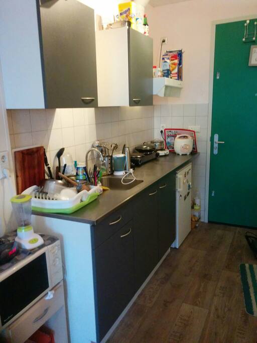 Full equipped kitchen (fridge, oven,microwave,mixer, pans, dishes & utensils)