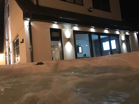 City Hideaway with hot tub (family/couples only)
