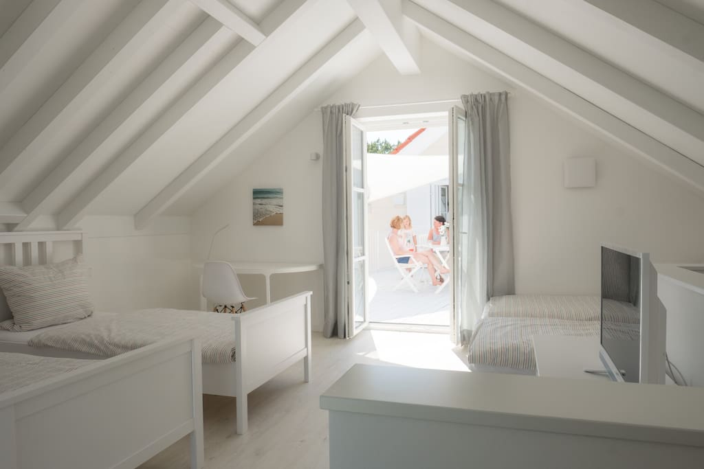 Schlafzimmer im Obergeschoss mit Zugang zur Terrasse