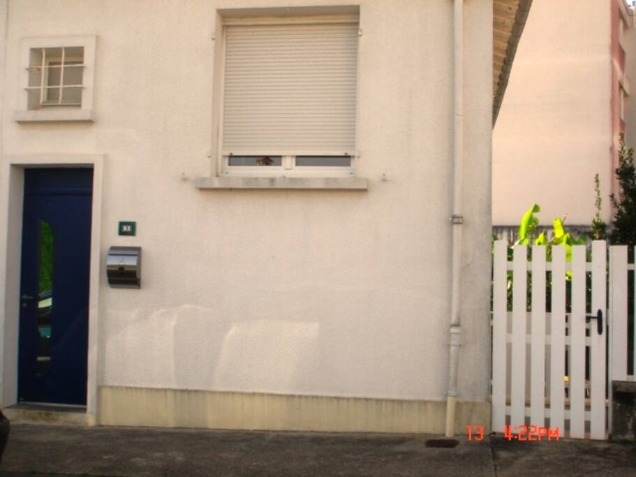 Arrivée sur la rue :
Le portillon sur la rue conduit directement par un petit escalier à la chambre entièrement indépendante.