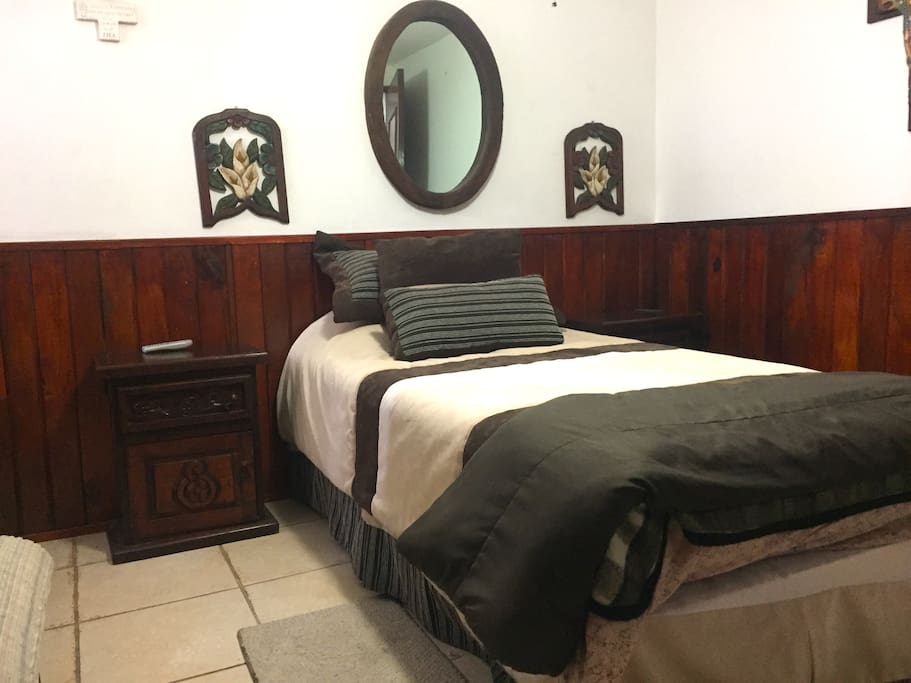 Bedroom for one person, single bed, two bureaus, single armchair and stool.
Recámara para una persona, cama individual, dos buróes, sillón individual y taburete.