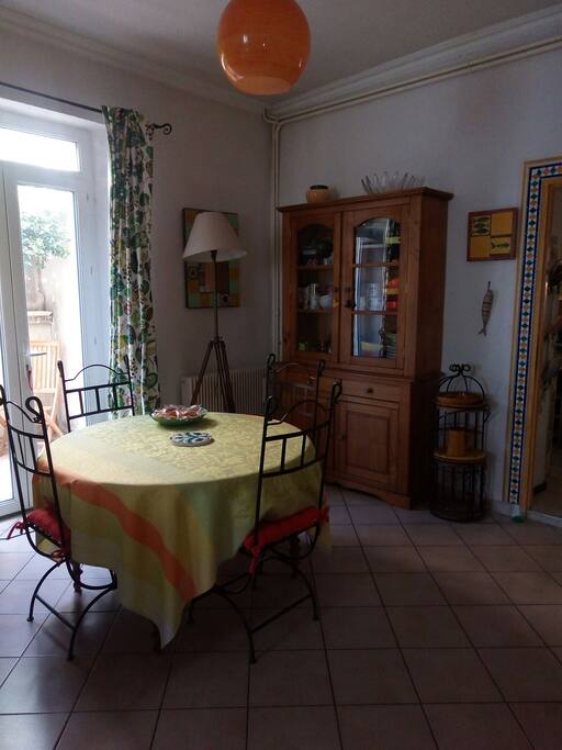 le côté salle à manger qui communique avec le patio