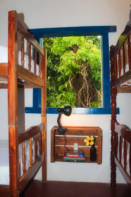 Todas as nossas acomodações compartilhadas possuem banheiro próprio, ventilador de teto e wifi.