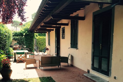 Top performing Airbnb: Stylish Forte dei Marmi Cottage in Forte Dei Marmi