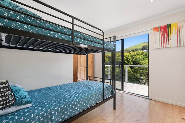 เตียงสองชั้นจากดาดฟ้าวิวเนินเขาที่สวยงาม