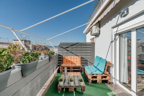 Cozy Apartment with Acropolis Views