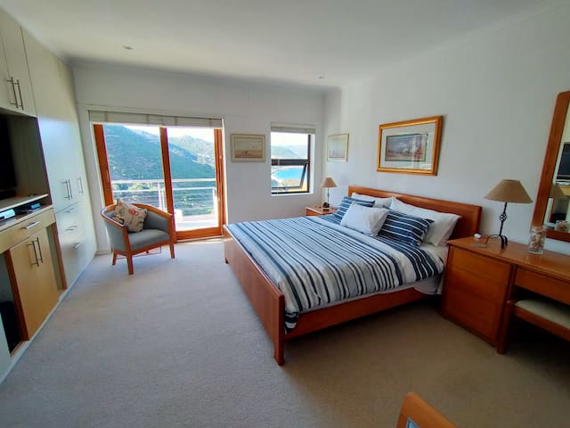 Luxury 2 Bedroomed Apartment with Panoramic Views gallery image 3