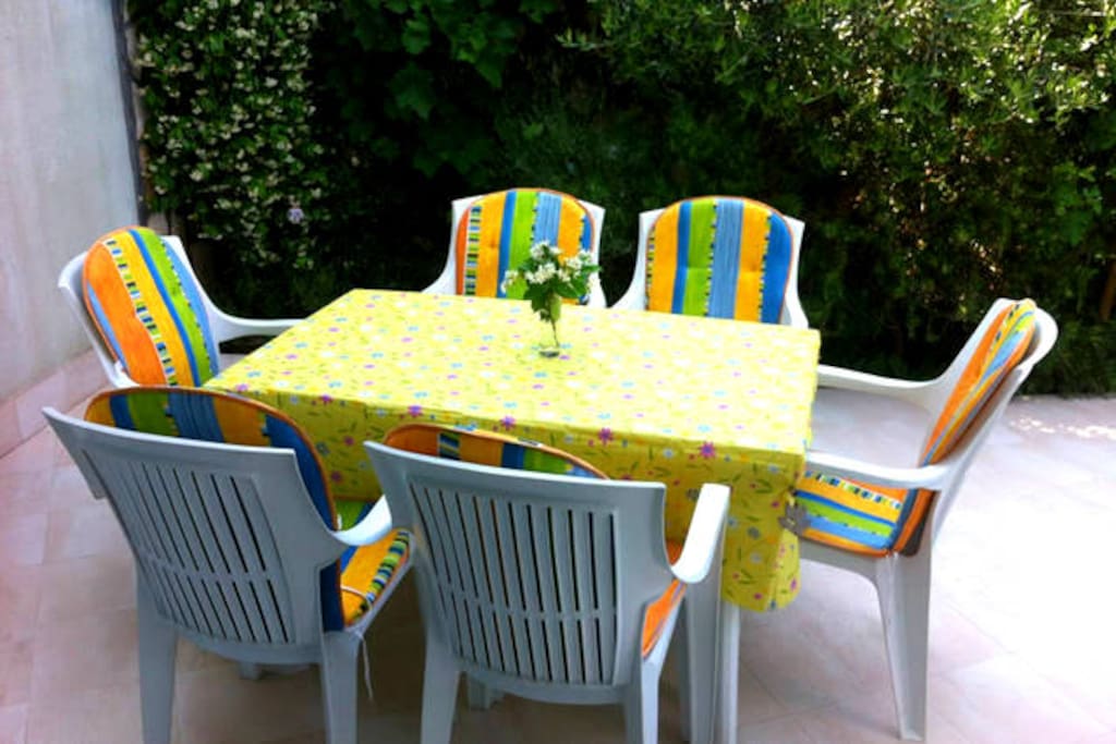 Bottom terrace with grill