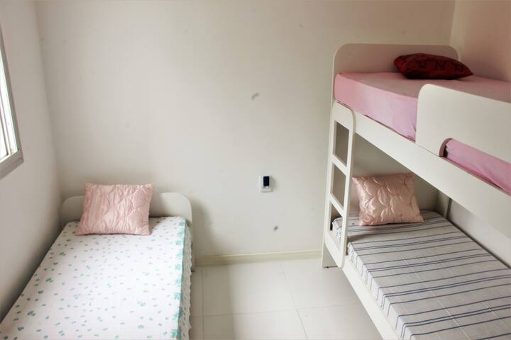 חדר שינה עם מיטת קומותיים ומיטת קומתיים