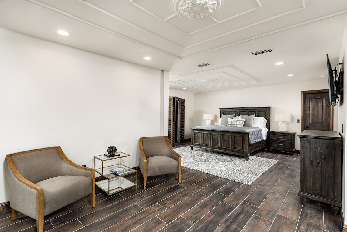 [Dormitorio principal] Cama tamaño king con baño privado