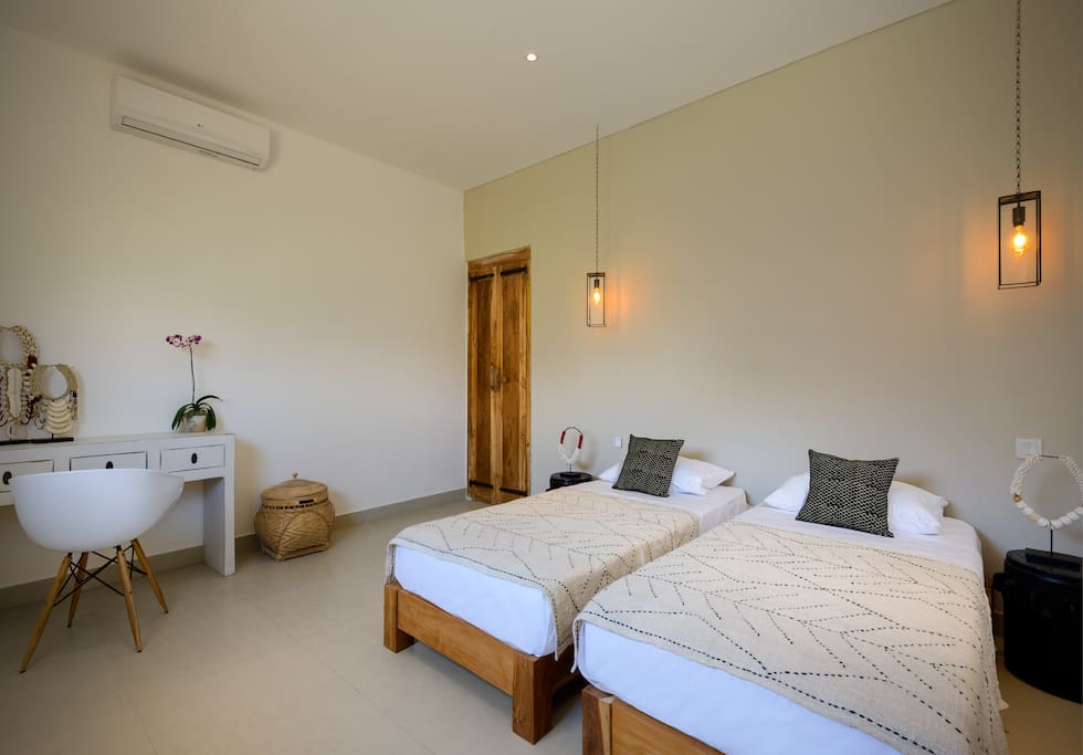 bedroom with 2 single beds