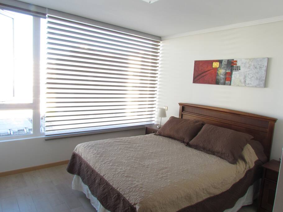 Dormitorio principal con cama de 2 plazas, TV cable y baño privado.