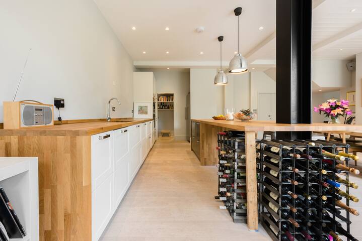 Fun & spacious family home opposite stunning park gallery image 3