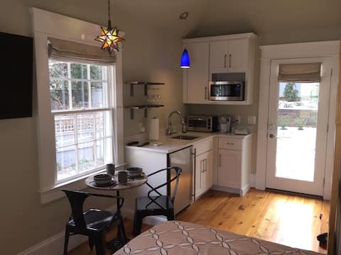 Steps to Piedmont Park - Cozy Ansley Park Cottage