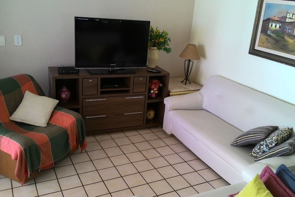 Sala de estar com TV a cabo e wifi