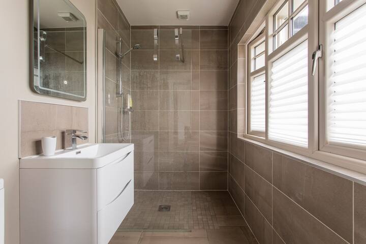 Large Family Home 5 beds 3 ensuite + garden room gallery image 5