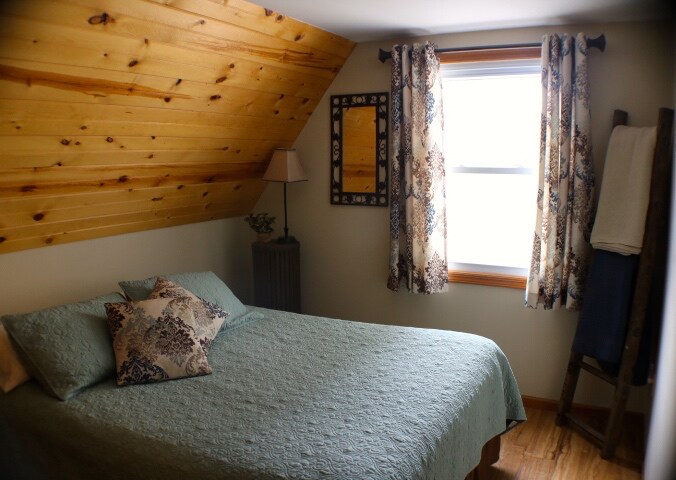 Main Bedroom Queen bed
