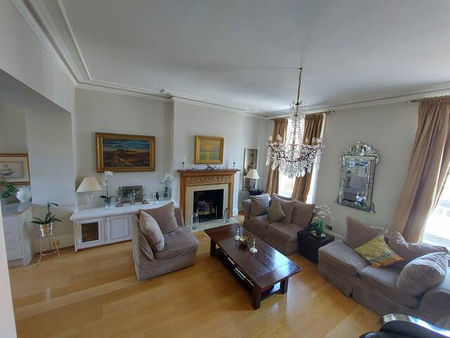 Chelsea & Kensington Townhouse with Roof Terrace gallery image 5