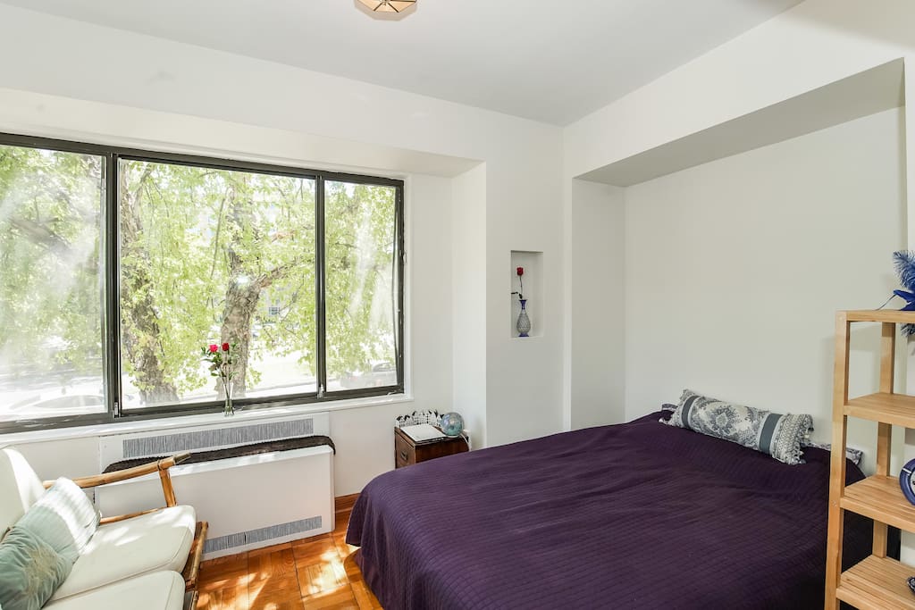 Quiet spacious bright bedroom w/ queen bed