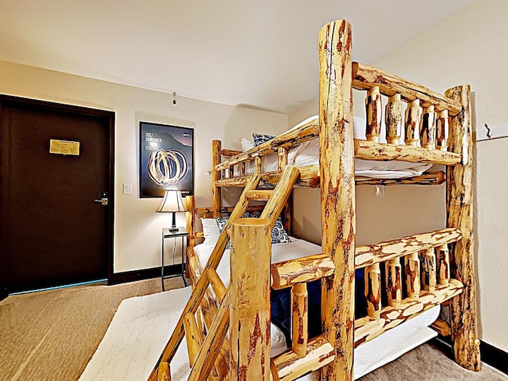 Stapelkamer met twee eenpersoonsbedden boven een volledig bed