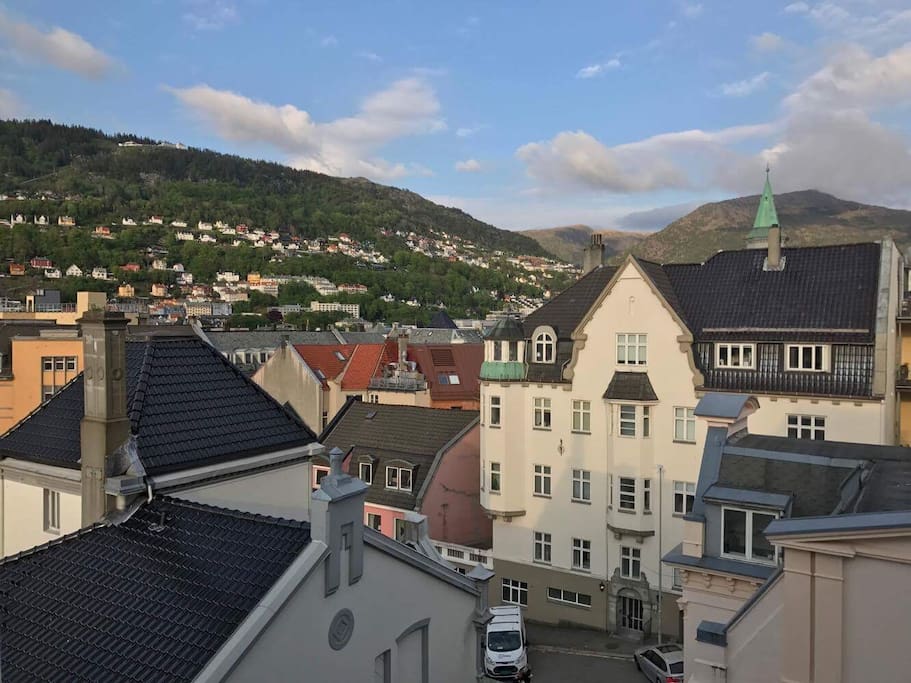 Utsikt fra stuen av Fløyen og Ulriken.