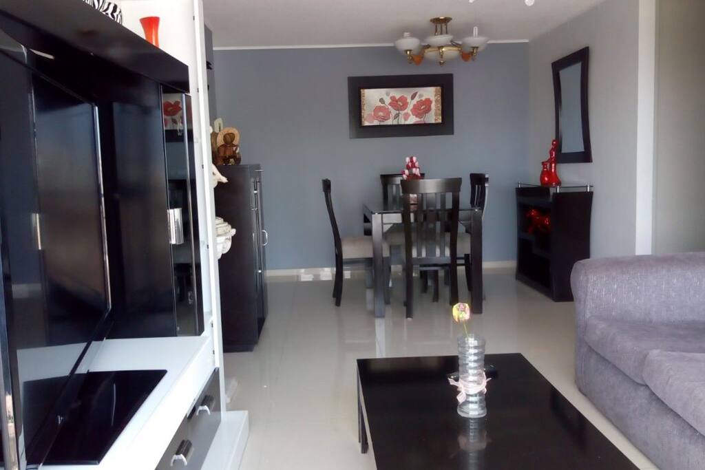 Sala con sillón completo y tv 47" + equipo de sonido, zona bien iluminada. Vista al mar.