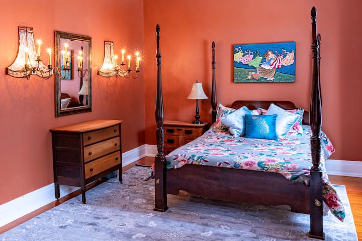 Ninapenda chumba hiki, taa ni za kipekee sana, hufanya chumba kiwe na joto sana.