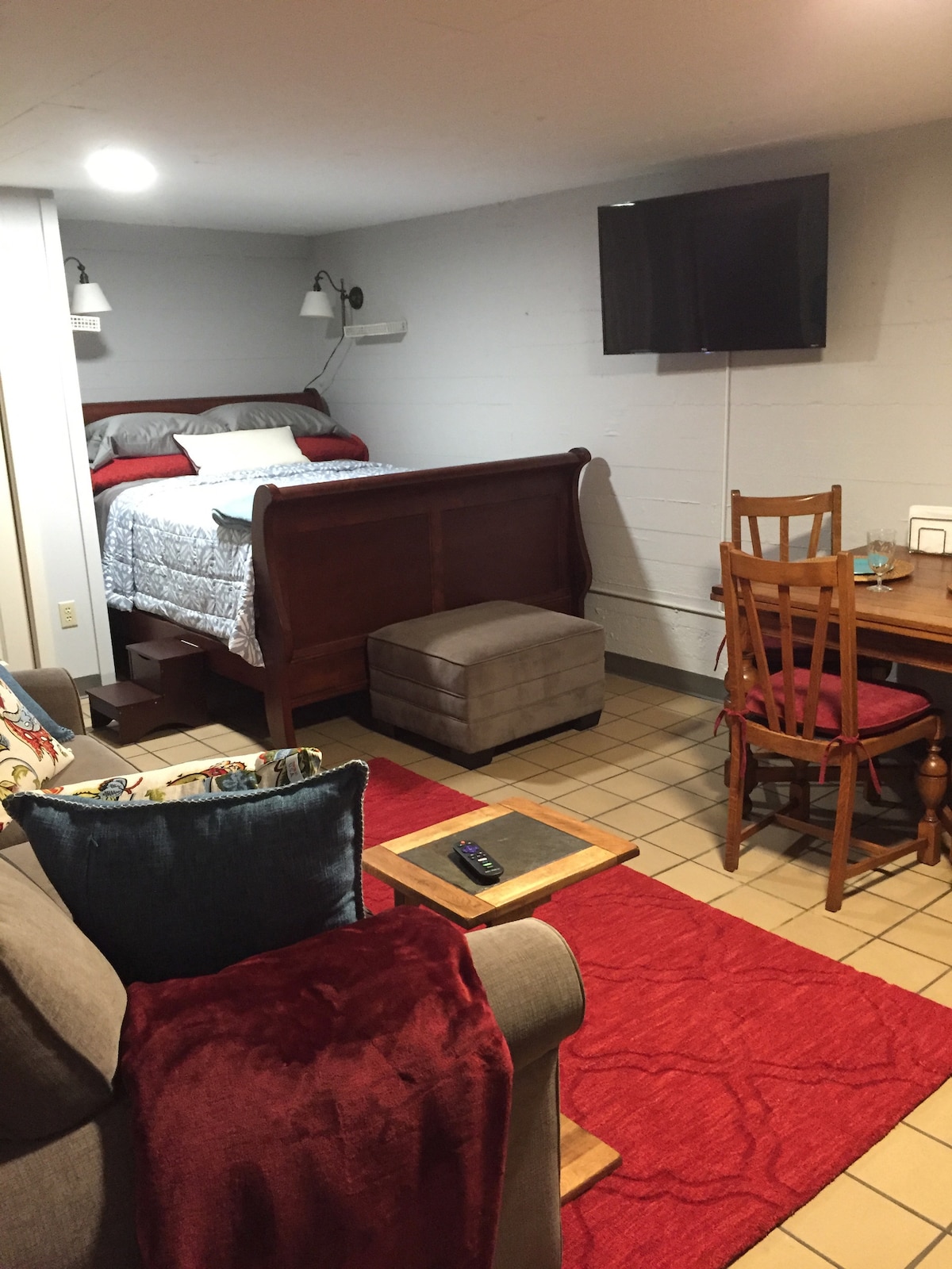 מיטת קווין סייז נוחה מאוד וטלוויזיה מתכווננת.  בטלוויזיה יש ערוצי Wi - Fi Roku,  אם יש לכם חשבון Amazon Prime או Hulu, תוכלו להתחבר עם פרטי החשבון שלכם כדי לגשת לתוכניות אחרות.  