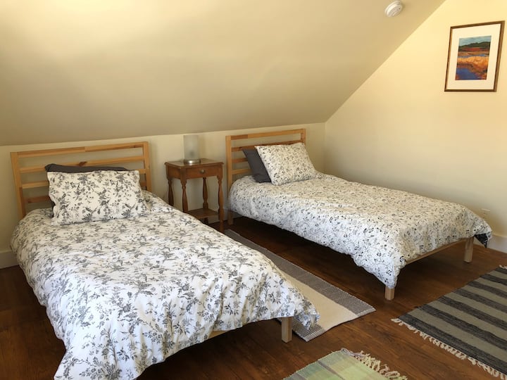 חדר שינה 2: שתי מיטות נפרדות.