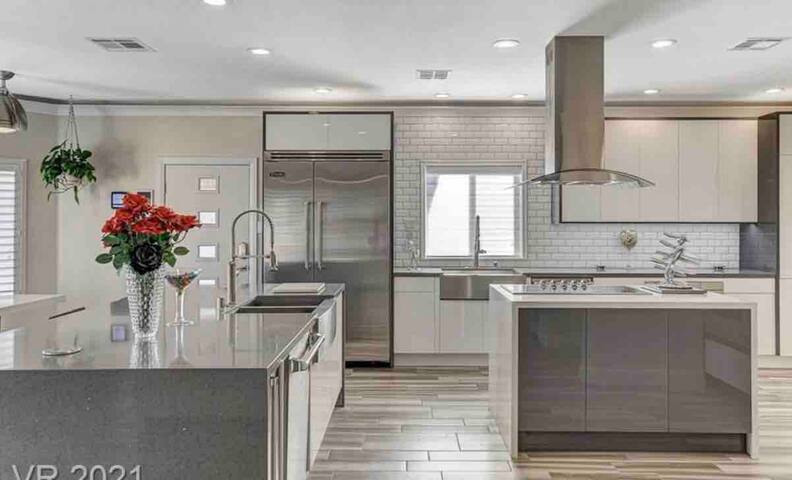 Modern, newly remodeled 4 bedroom South LV 30+ Day gallery image 5