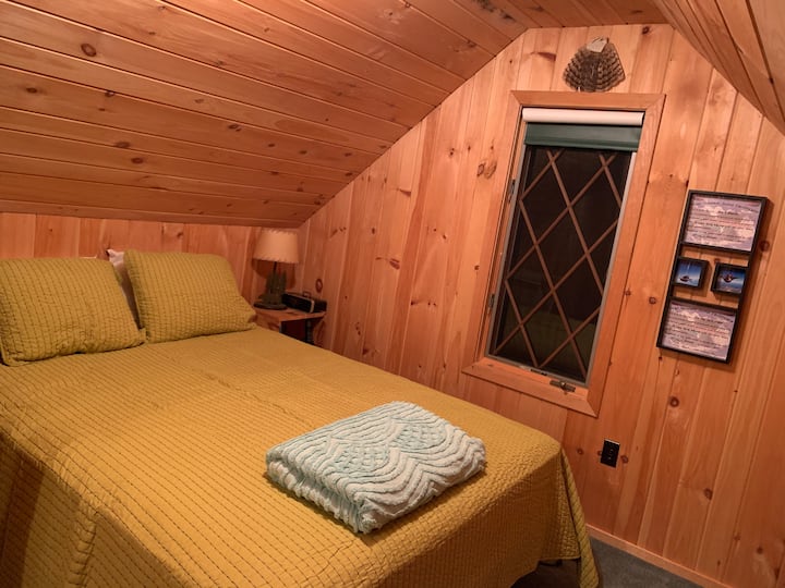 غرفة نوم الضيوف في الطابق الثاني. 