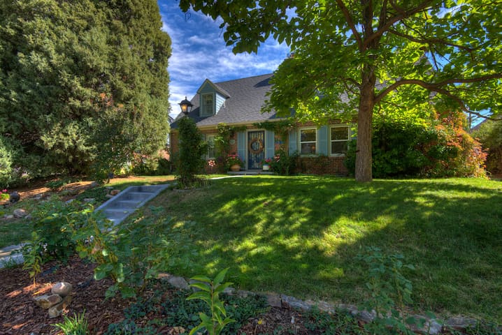 5 BIG bdrms/huge yard, quiet, central Denver oasis