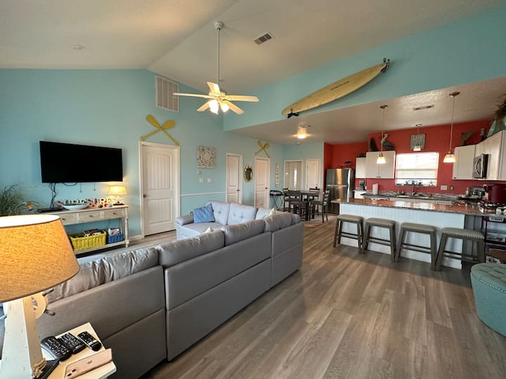 Beachfront 2b/2b - Sleeps 8 - Surfside Beach, TX