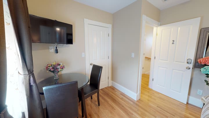 พื้นที่ทำงานพร้อมที่ชาร์จยูเอสบีล็อครหัสกุญแจสมาร์ททีวีพร้อมเคเบิลทีวี Wi-Fi ฟรีเร็วตู้เสื้อผ้าแผงล็อคส่วนตัวที่ประตูห้องนอนเครื่องปรับอากาศและเครื่องทำความร้อนส่วนกลาง 