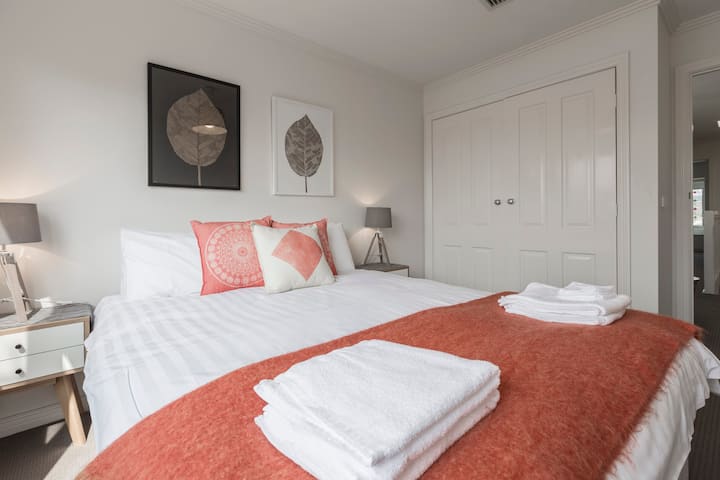 Dormitorio queen en la planta superior con armarios empotrados